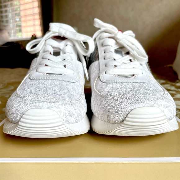 NEW! ♥️ MICHAEL KORS Sneakers!!! - Picture 5 of 14